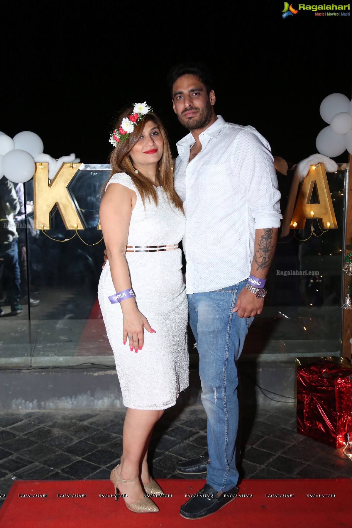 Sun Downer White Party by Laila and Feroz Khan at Karma