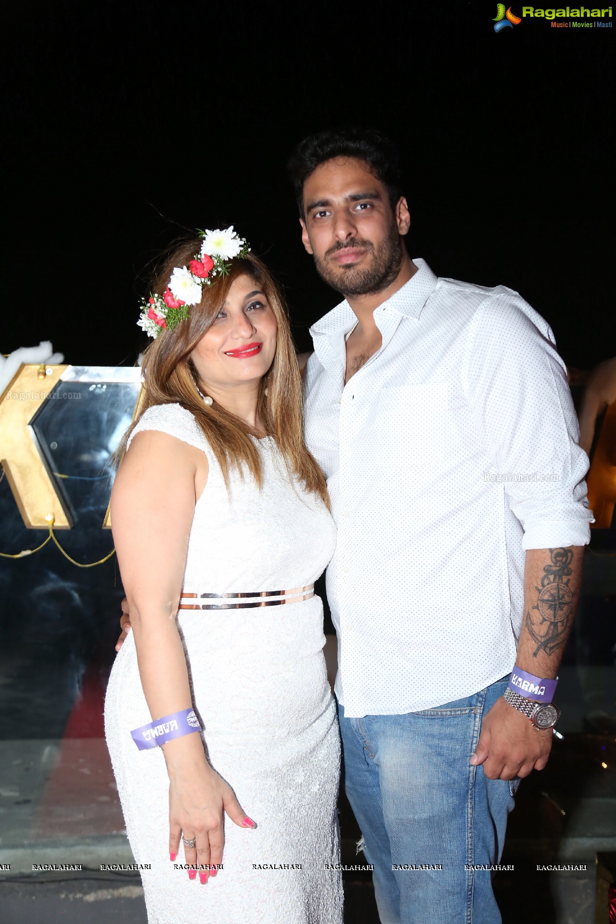 Sun Downer White Party by Laila and Feroz Khan at Karma