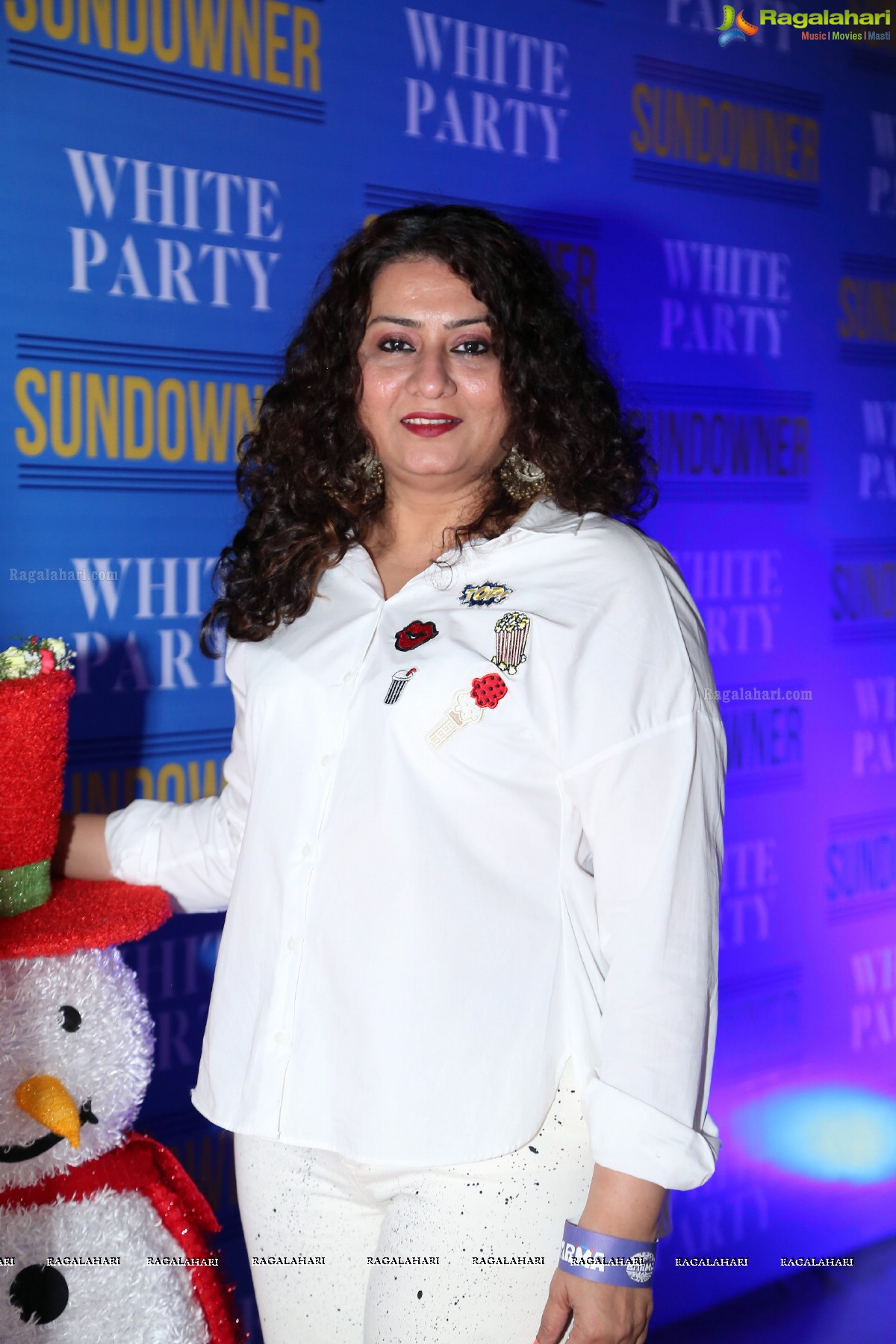 Sun Downer White Party by Laila and Feroz Khan at Karma