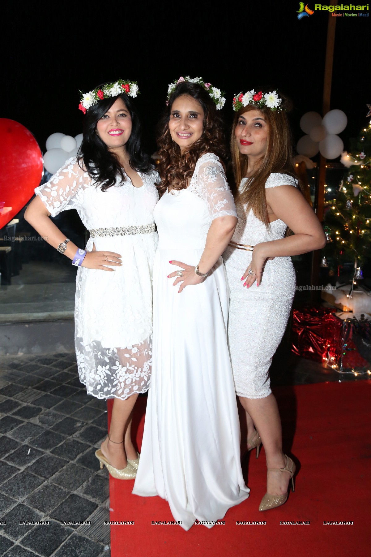 Sun Downer White Party by Laila and Feroz Khan at Karma