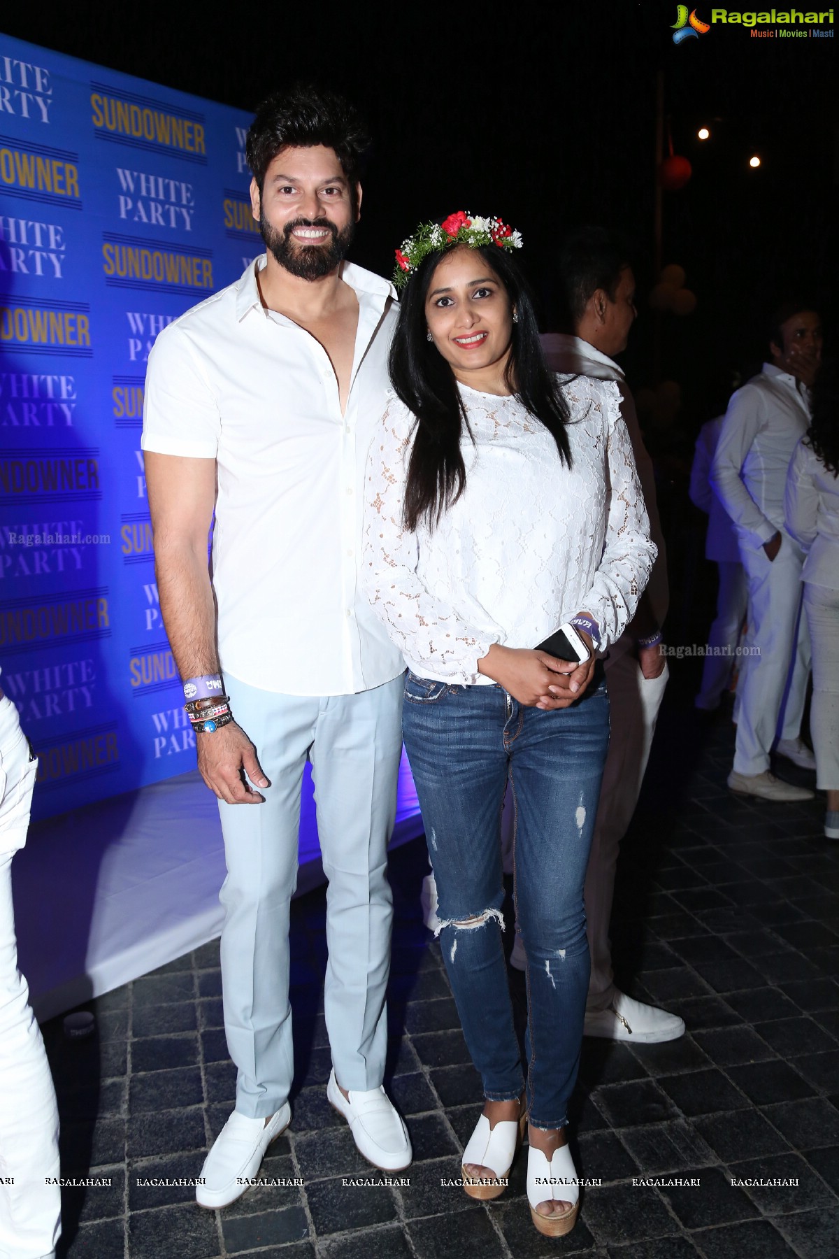 Sun Downer White Party by Laila and Feroz Khan at Karma