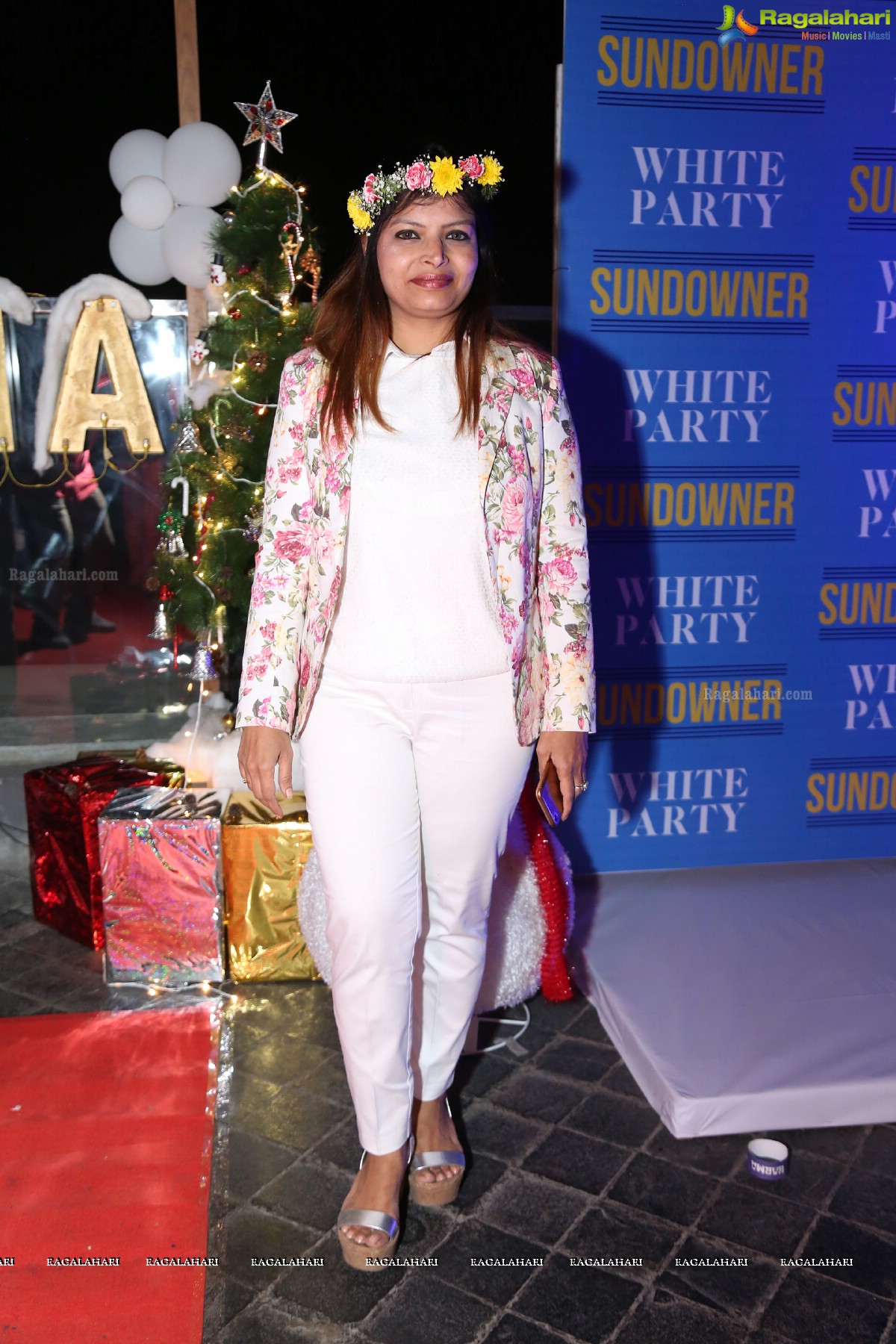 Sun Downer White Party by Laila and Feroz Khan at Karma