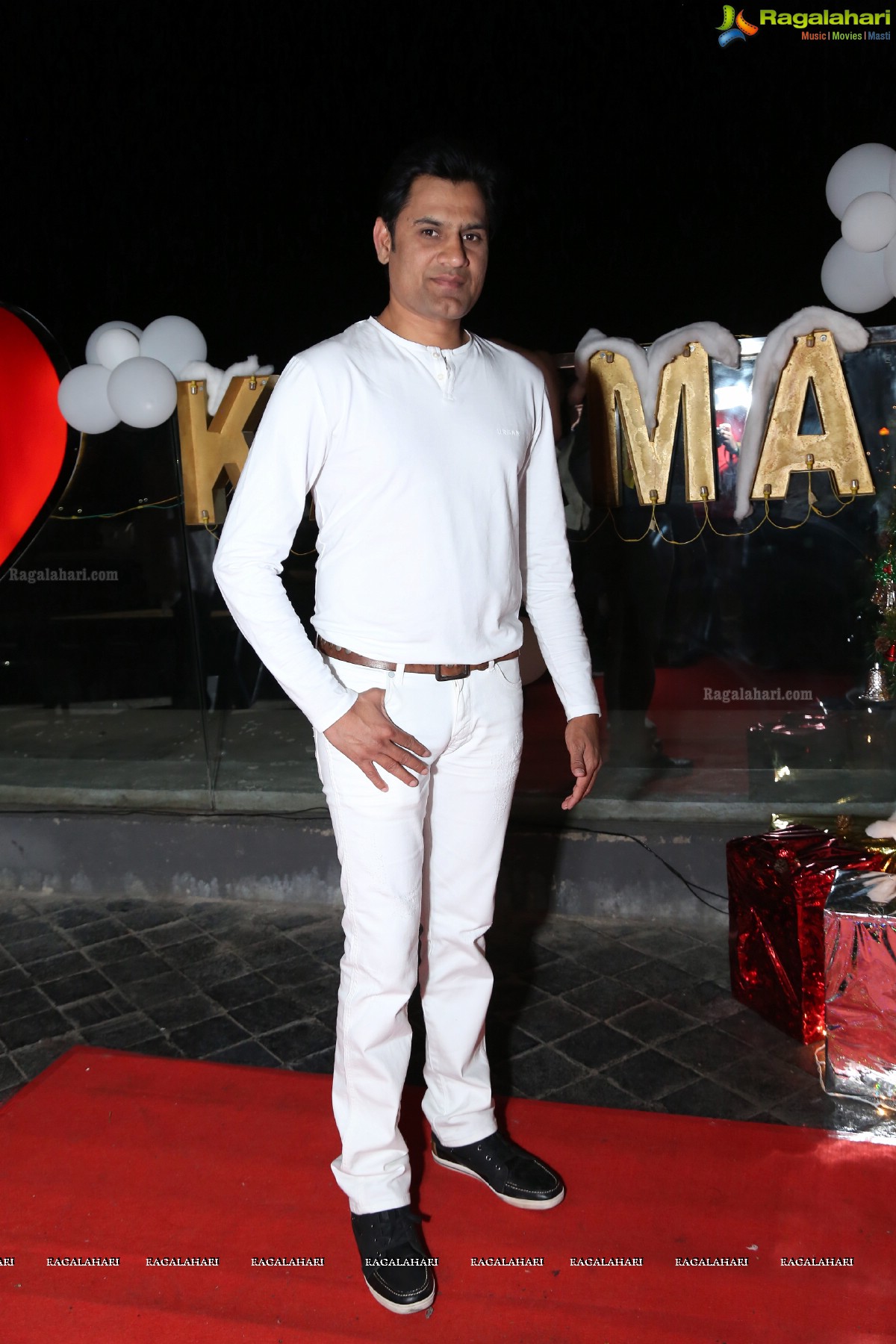 Sun Downer White Party by Laila and Feroz Khan at Karma