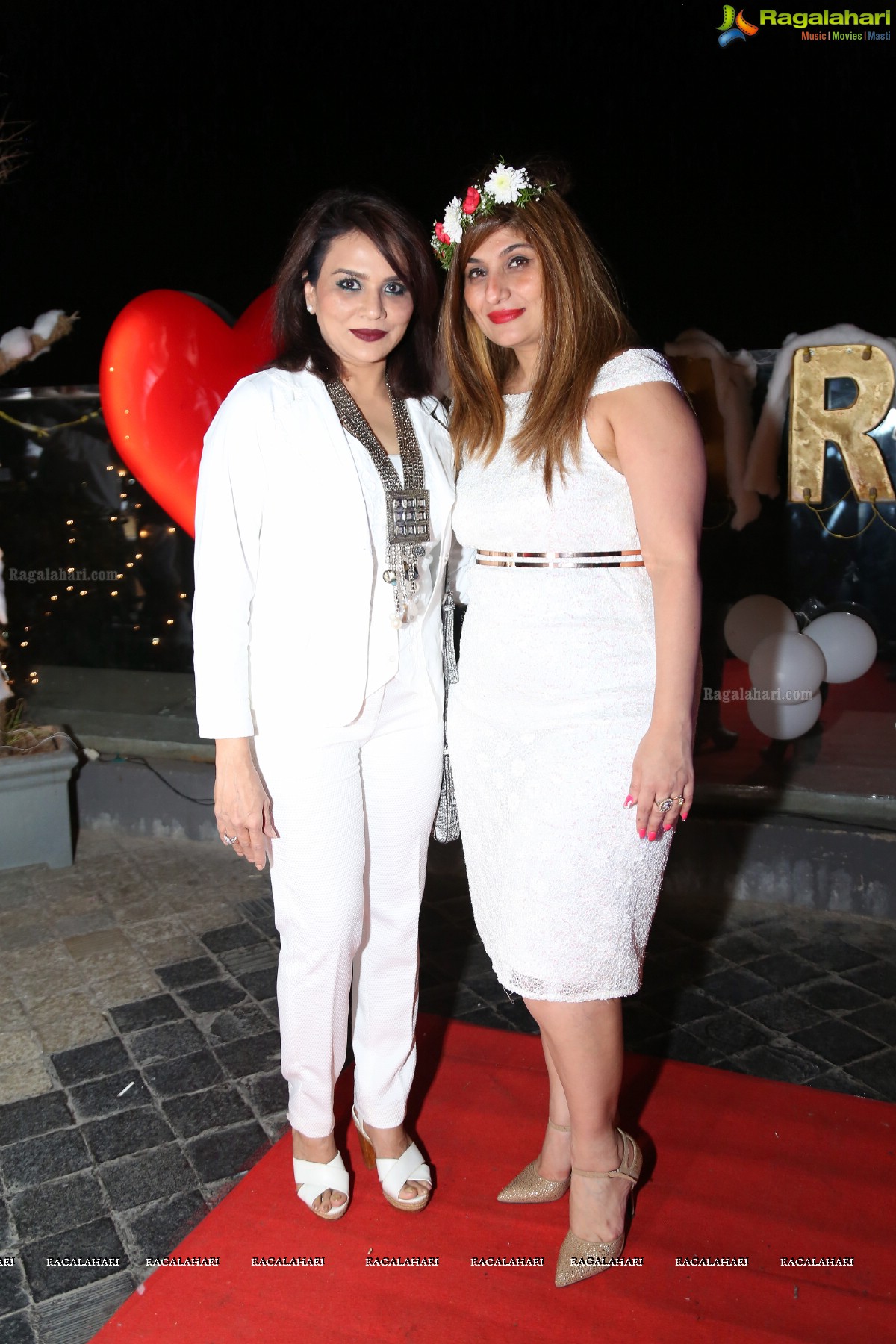 Sun Downer White Party by Laila and Feroz Khan at Karma