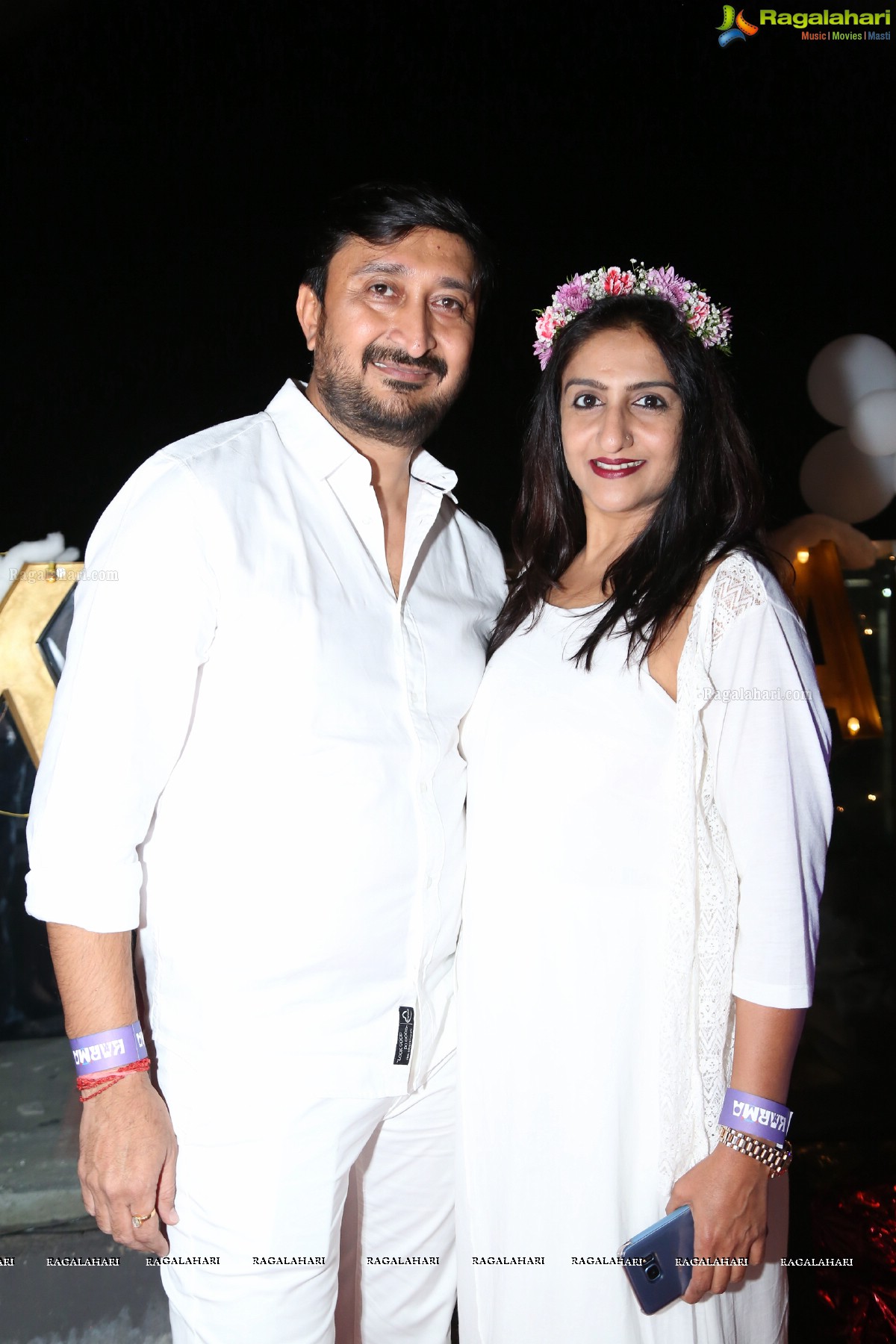 Sun Downer White Party by Laila and Feroz Khan at Karma