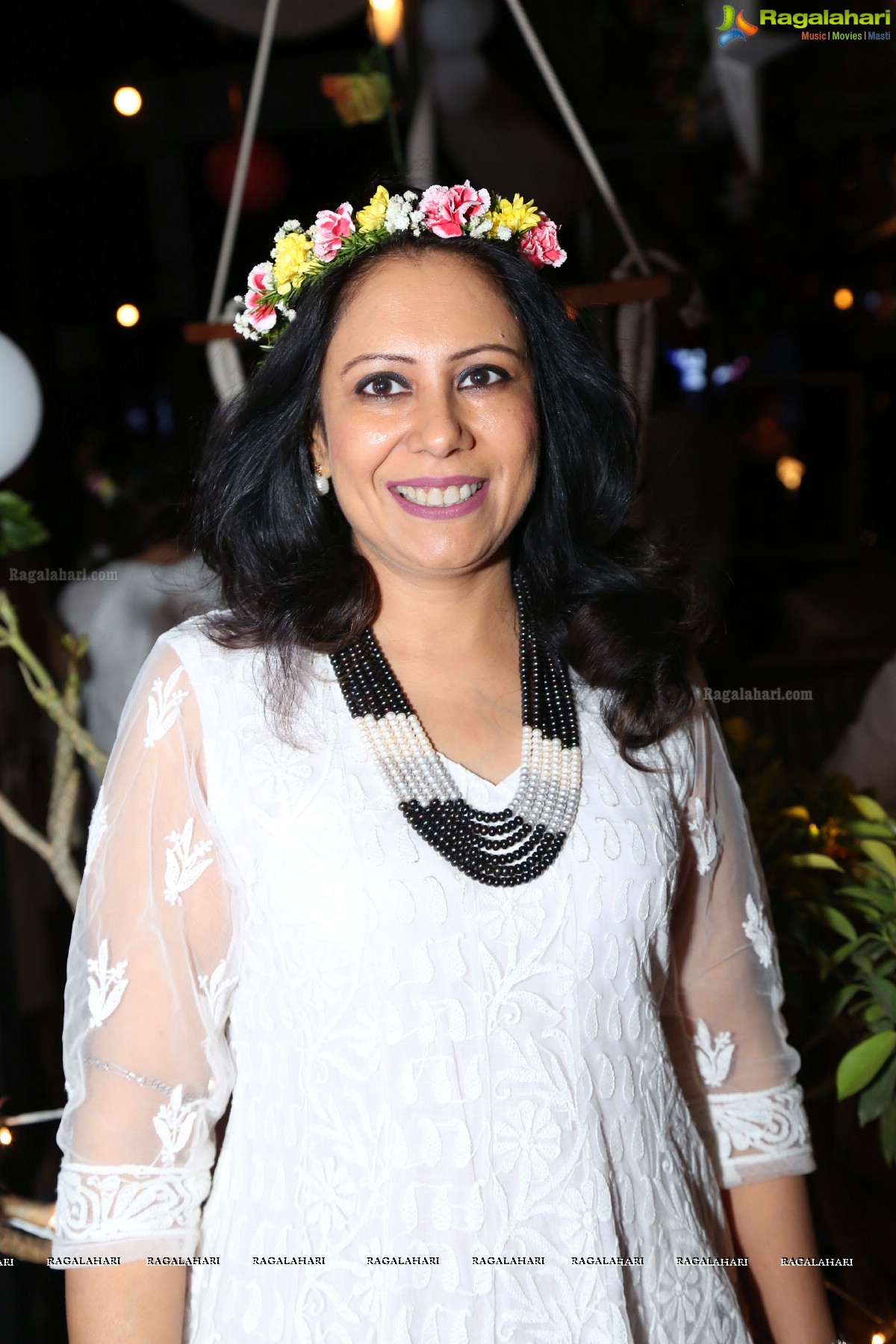 Sun Downer White Party by Laila and Feroz Khan at Karma