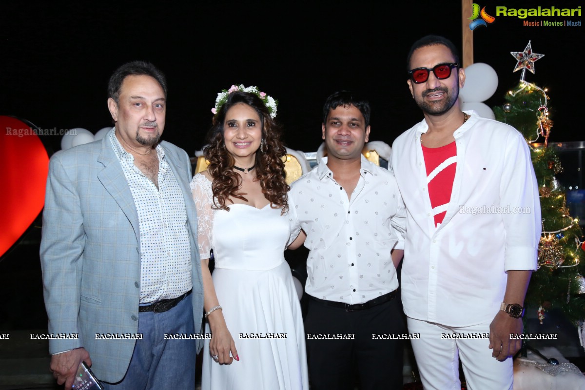 Sun Downer White Party by Laila and Feroz Khan at Karma