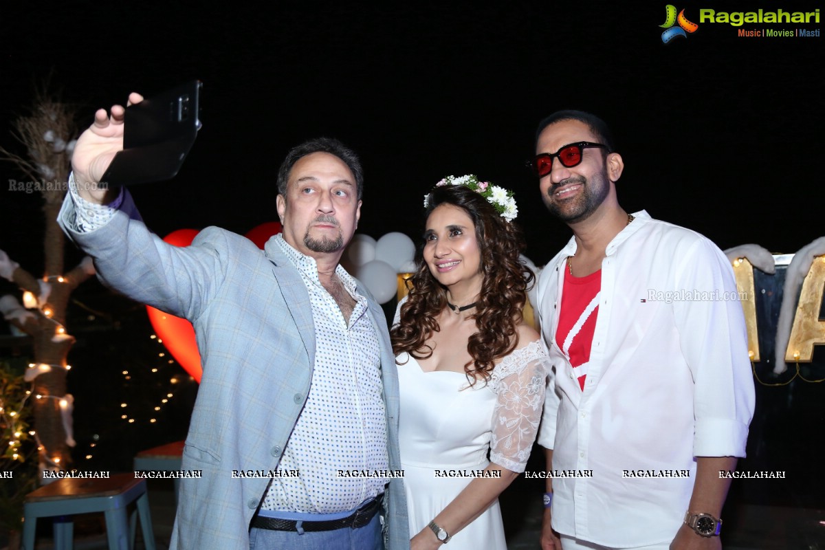 Sun Downer White Party by Laila and Feroz Khan at Karma