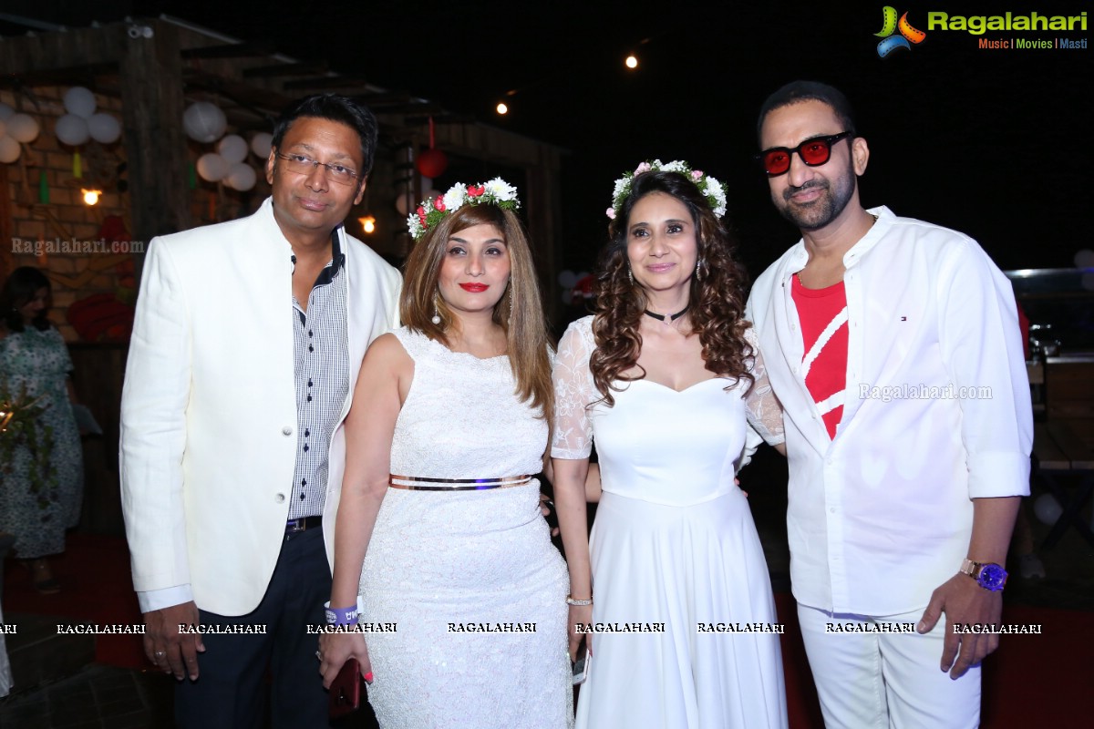 Sun Downer White Party by Laila and Feroz Khan at Karma