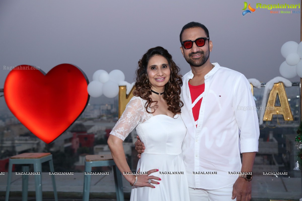 Sun Downer White Party by Laila and Feroz Khan at Karma