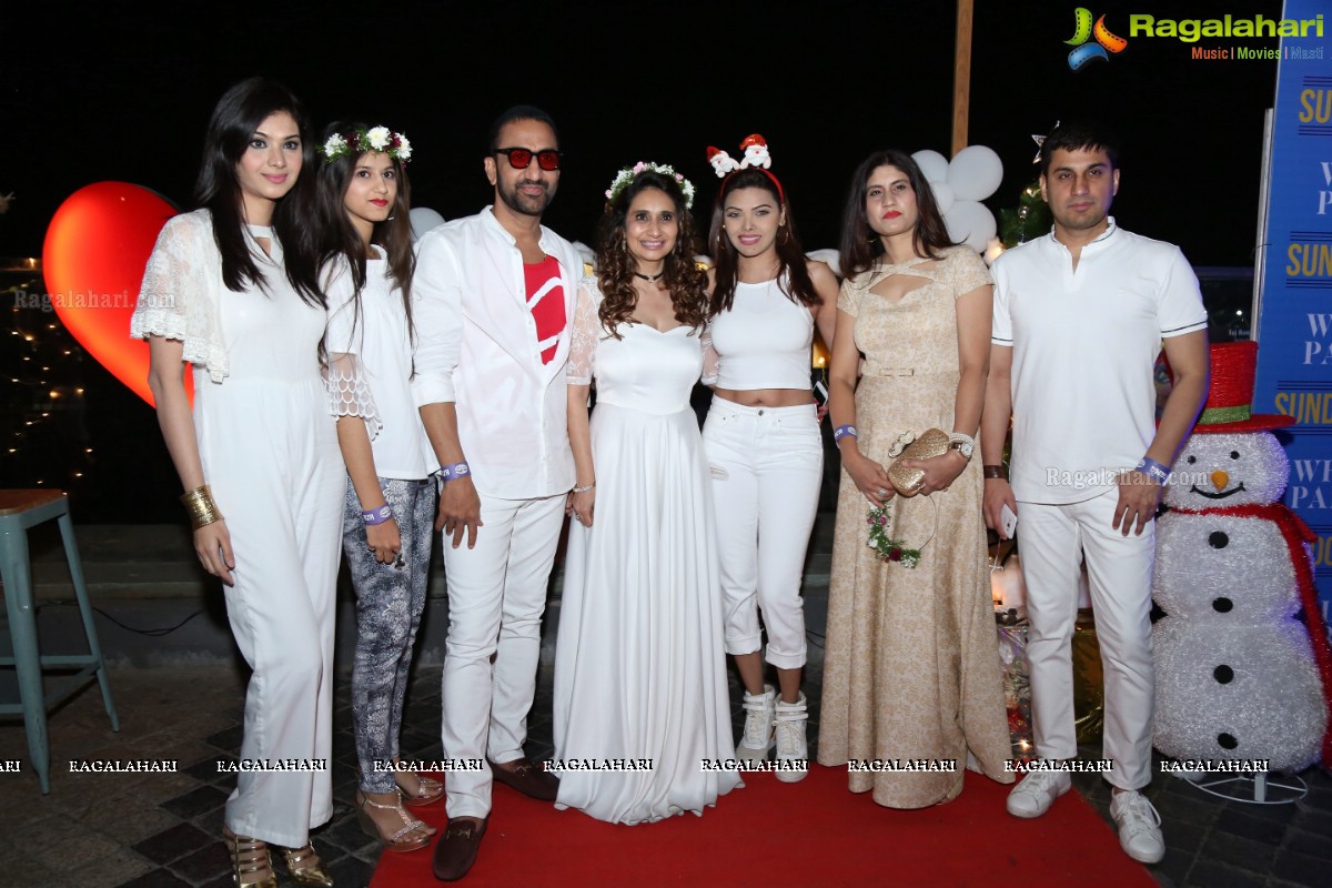 Sun Downer White Party by Laila and Feroz Khan at Karma