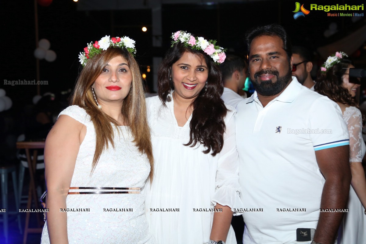 Sun Downer White Party by Laila and Feroz Khan at Karma