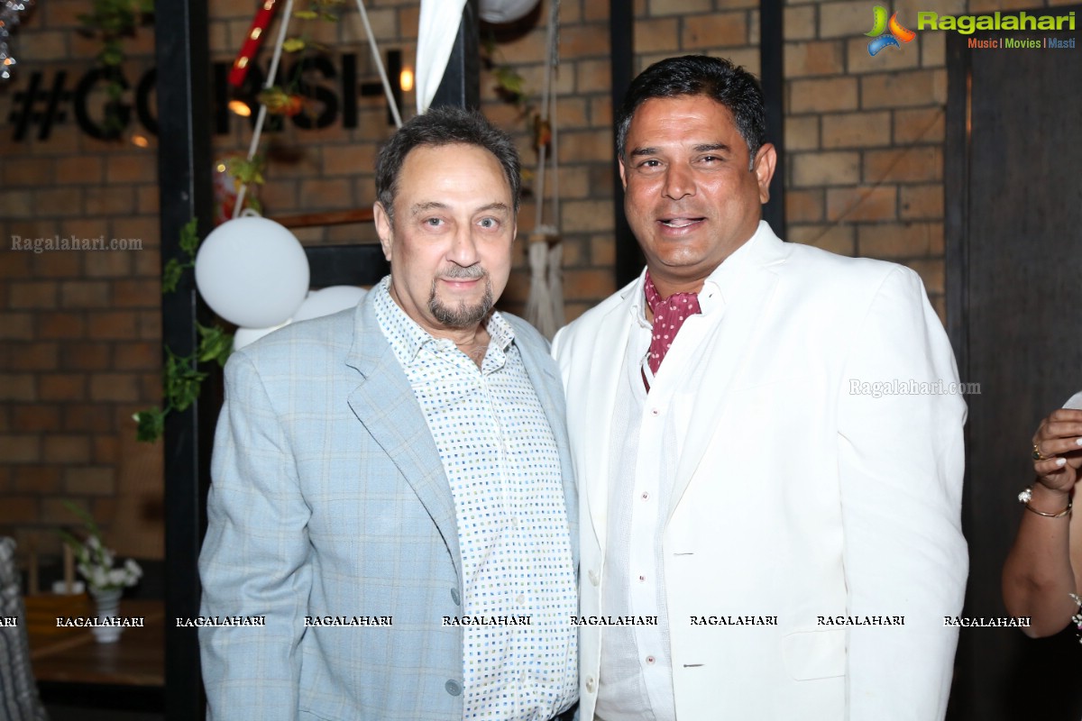 Sun Downer White Party by Laila and Feroz Khan at Karma