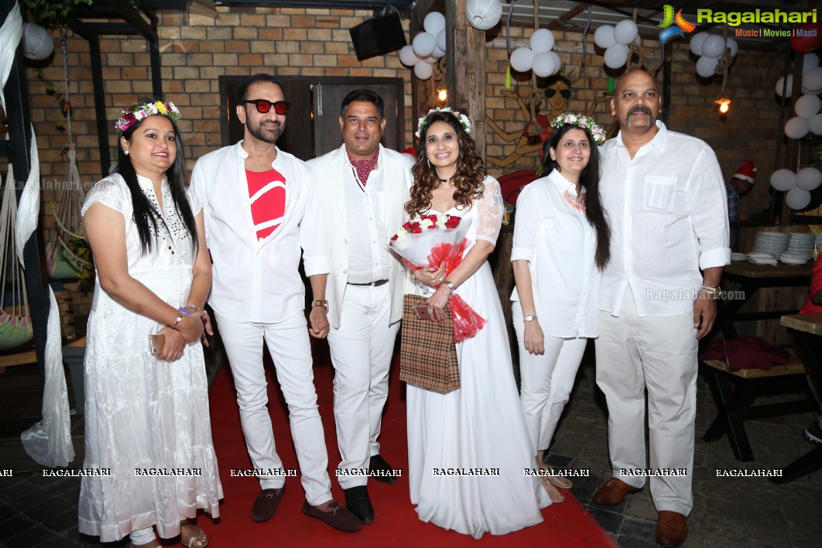 Sun Downer White Party by Laila and Feroz Khan at Karma