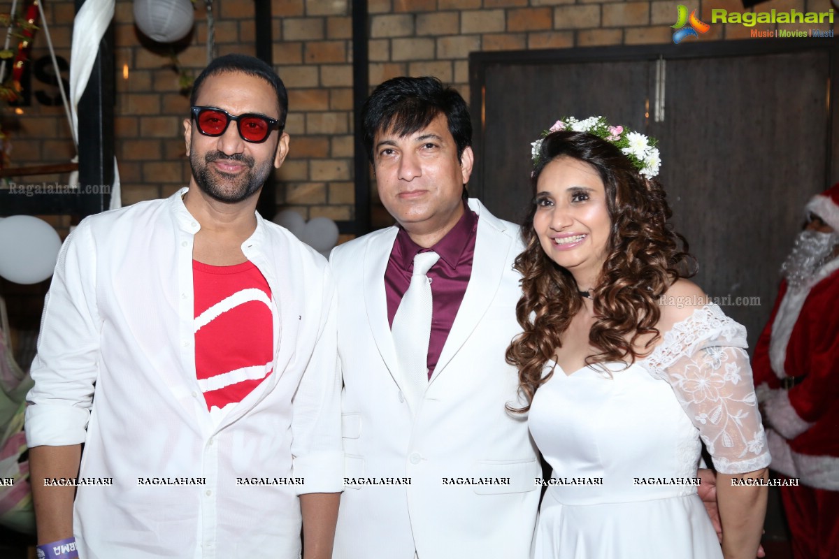 Sun Downer White Party by Laila and Feroz Khan at Karma