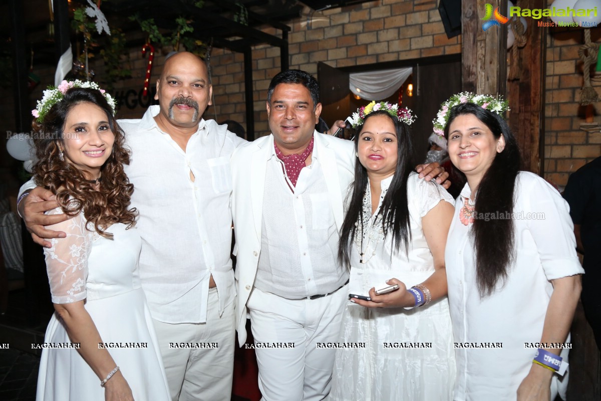 Sun Downer White Party by Laila and Feroz Khan at Karma