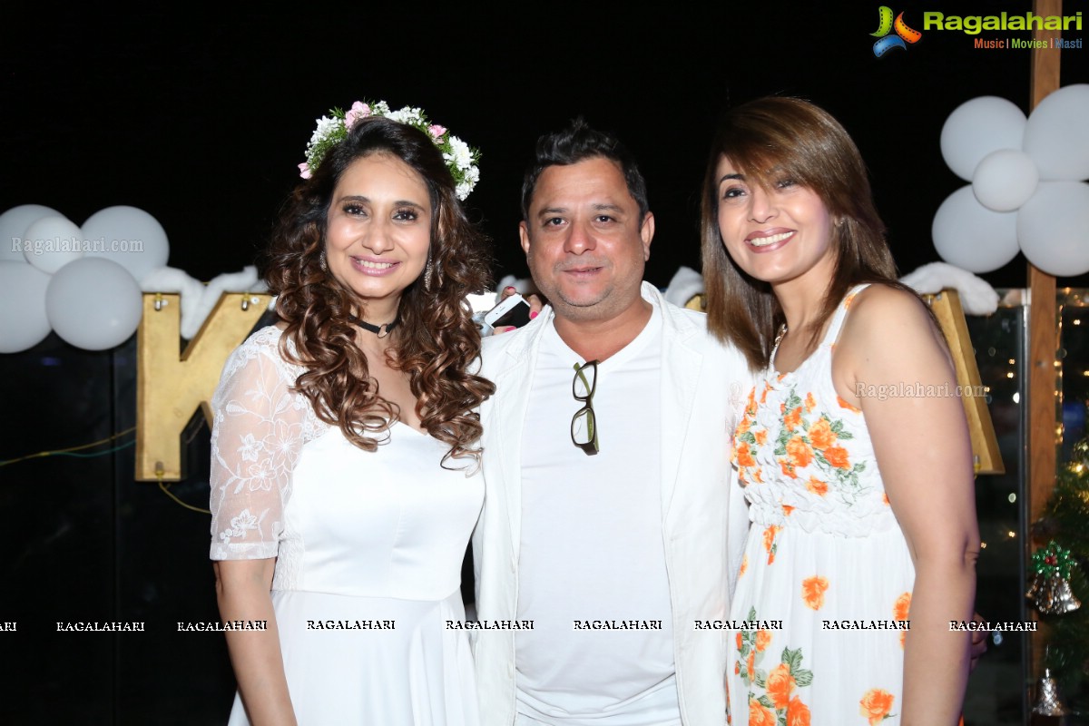 Sun Downer White Party by Laila and Feroz Khan at Karma