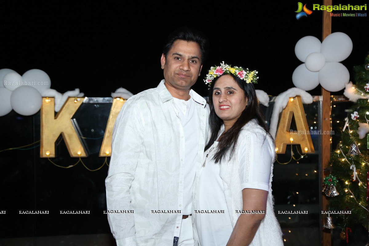 Sun Downer White Party by Laila and Feroz Khan at Karma