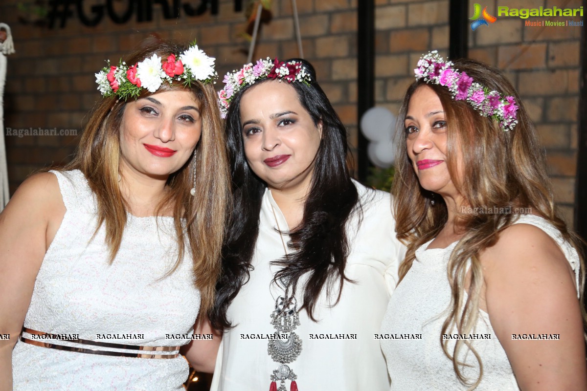 Sun Downer White Party by Laila and Feroz Khan at Karma