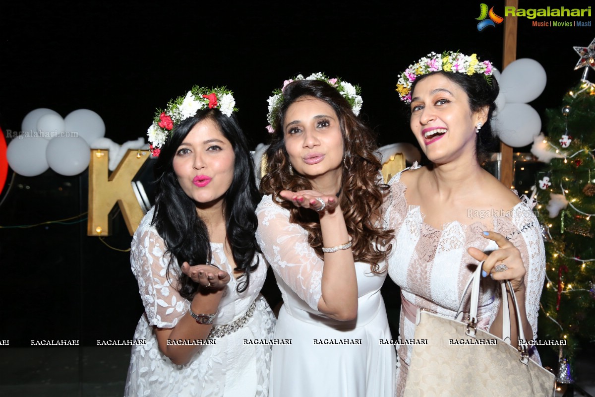 Sun Downer White Party by Laila and Feroz Khan at Karma