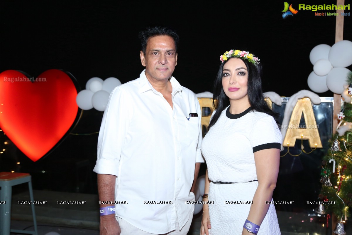 Sun Downer White Party by Laila and Feroz Khan at Karma