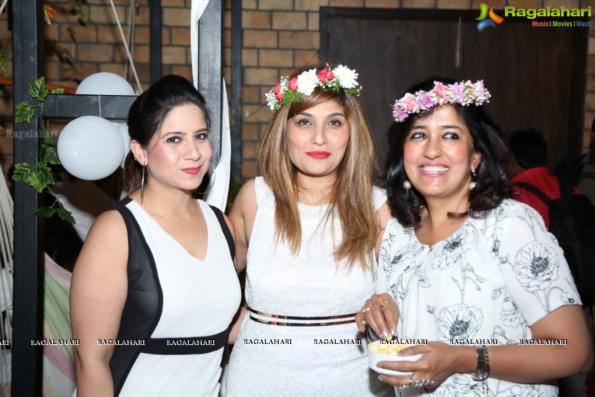 Sun Downer White Party by Laila and Feroz Khan at Karma