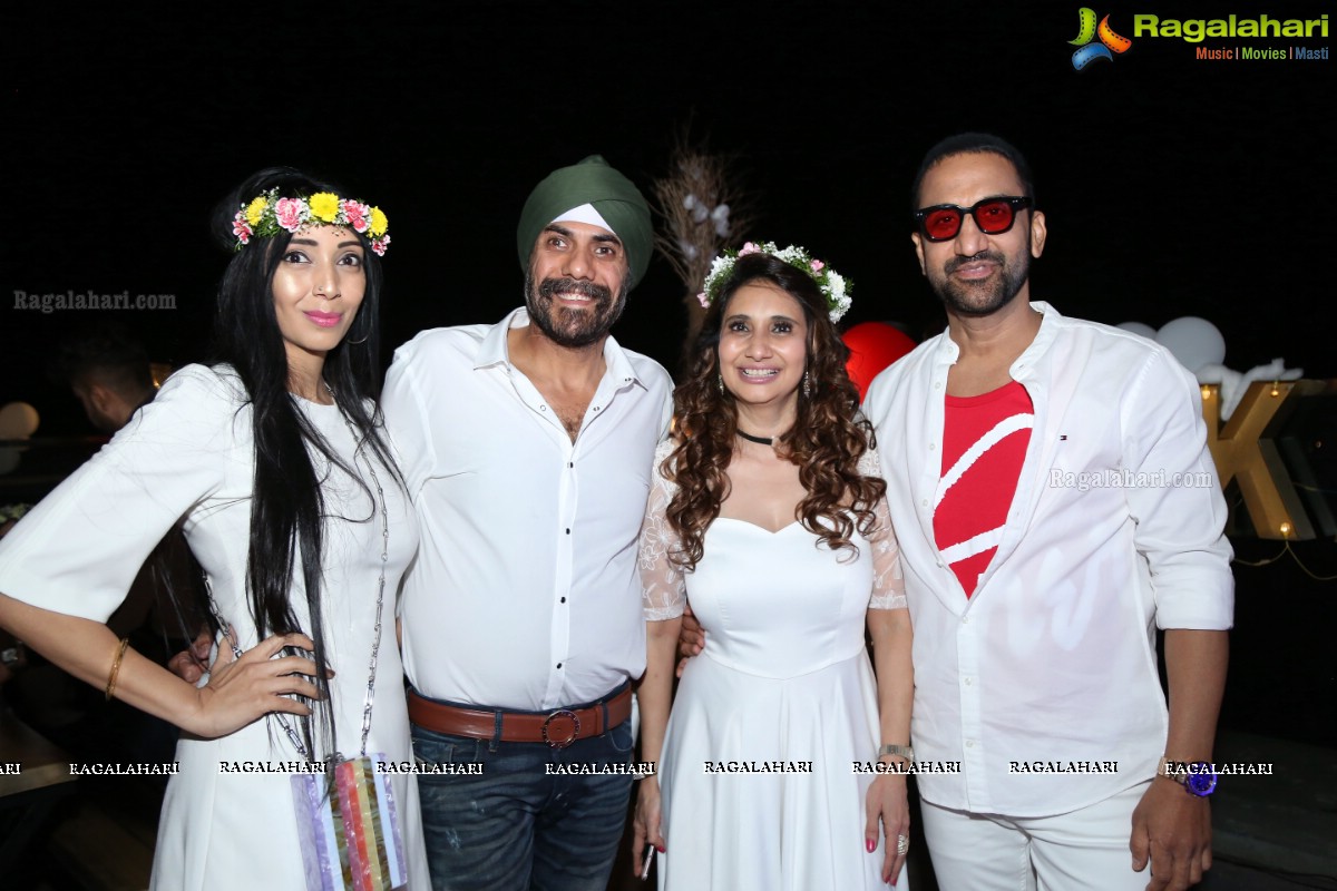 Sun Downer White Party by Laila and Feroz Khan at Karma