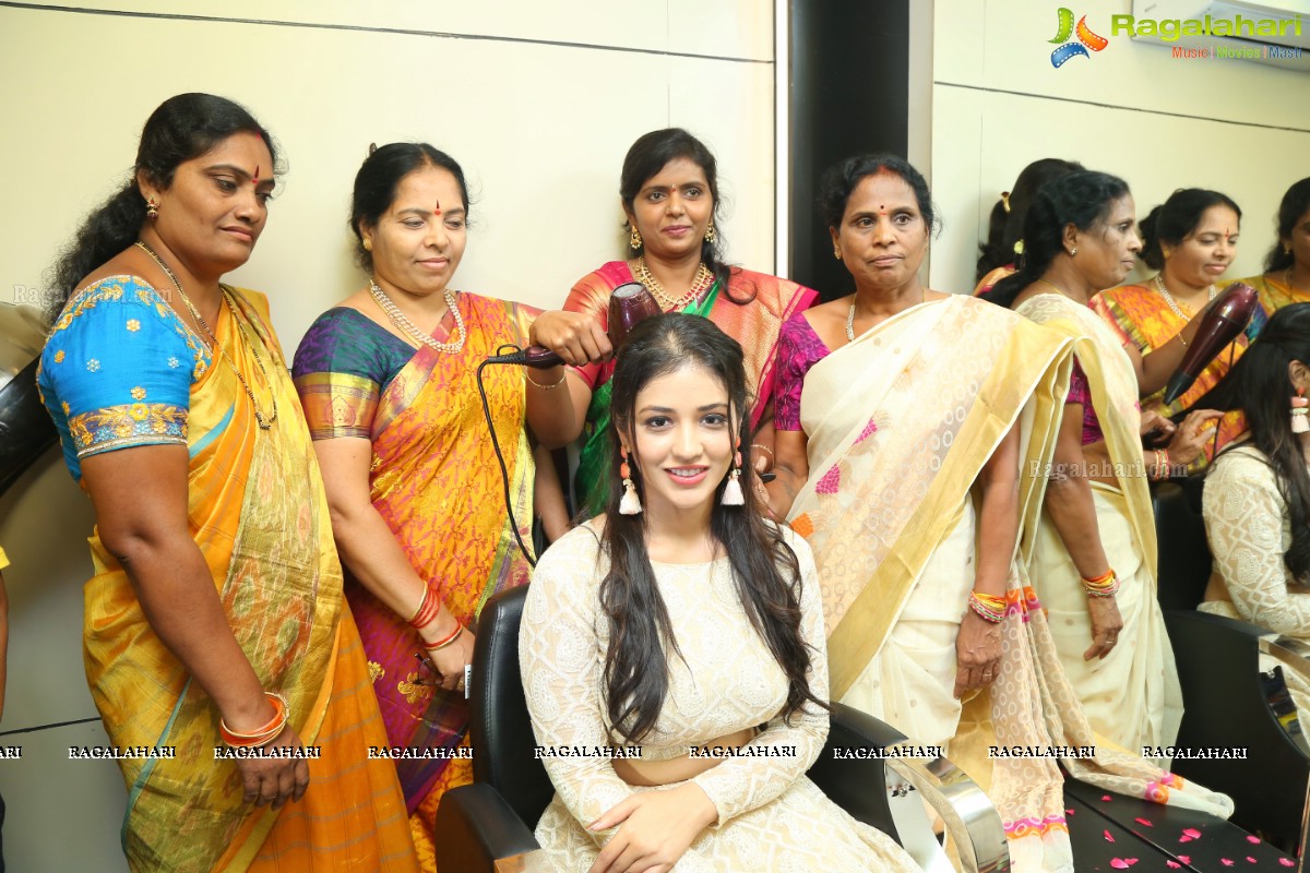 Priyanka Jawalkar Inaugurates Be You Salon at Nalgonda