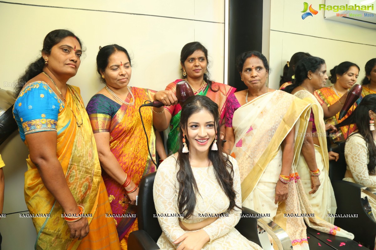 Priyanka Jawalkar Inaugurates Be You Salon at Nalgonda