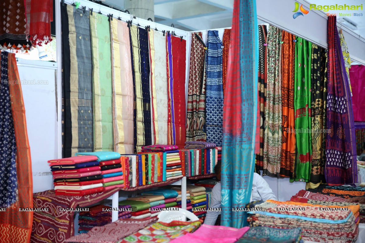 Daksha Nagarkar Inaugurates National Silk Expo at Sri Sathya Sai Nigamagamam, Hyderabad