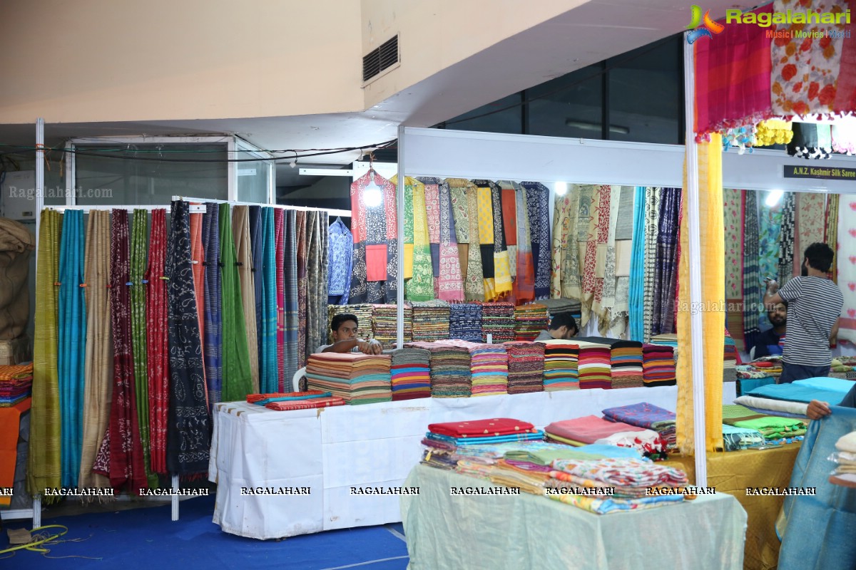 Daksha Nagarkar Inaugurates National Silk Expo at Sri Sathya Sai Nigamagamam, Hyderabad