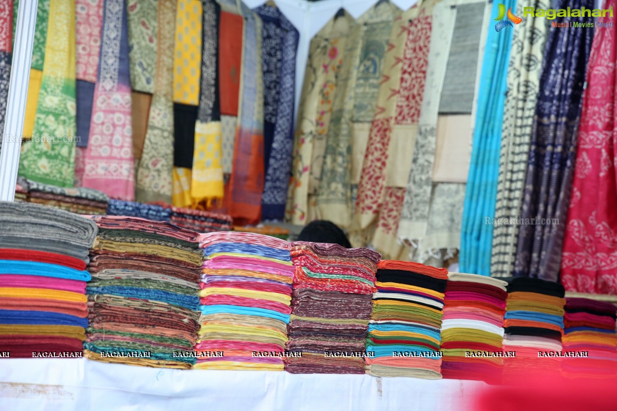 Daksha Nagarkar Inaugurates National Silk Expo at Sri Sathya Sai Nigamagamam, Hyderabad