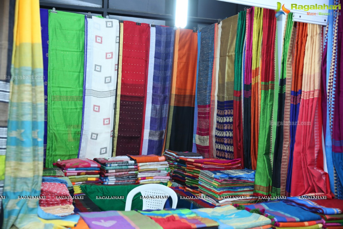 Daksha Nagarkar Inaugurates National Silk Expo at Sri Sathya Sai Nigamagamam, Hyderabad