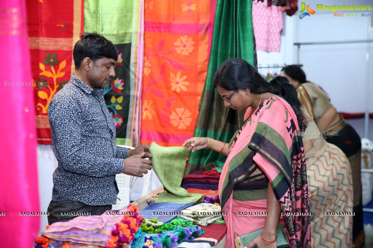 Daksha Nagarkar Inaugurates National Silk Expo at Sri Sathya Sai Nigamagamam, Hyderabad