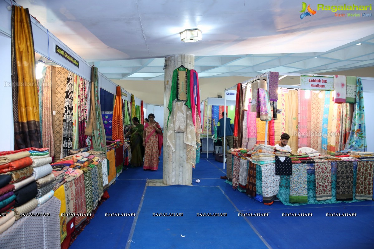 Daksha Nagarkar Inaugurates National Silk Expo at Sri Sathya Sai Nigamagamam, Hyderabad