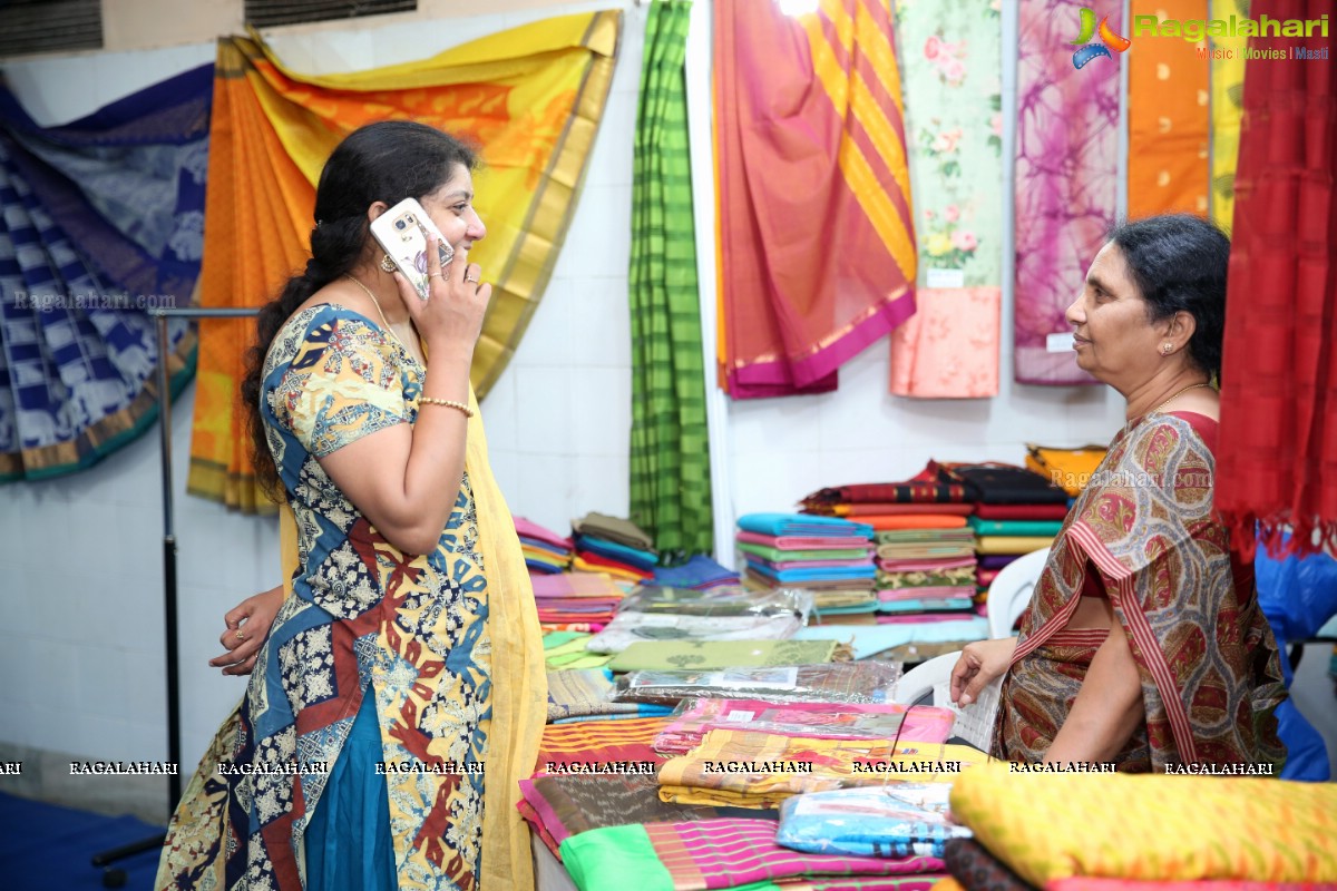 Daksha Nagarkar Inaugurates National Silk Expo at Sri Sathya Sai Nigamagamam, Hyderabad