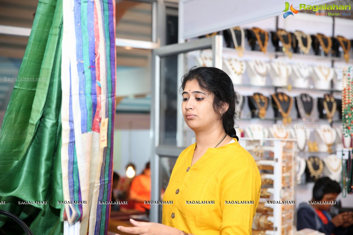 Daksha Nagarkar Inaugurates National Silk Expo at Sri Sathya Sai Nigamagamam, Hyderabad