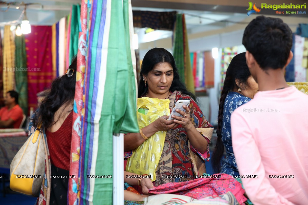 Daksha Nagarkar Inaugurates National Silk Expo at Sri Sathya Sai Nigamagamam, Hyderabad