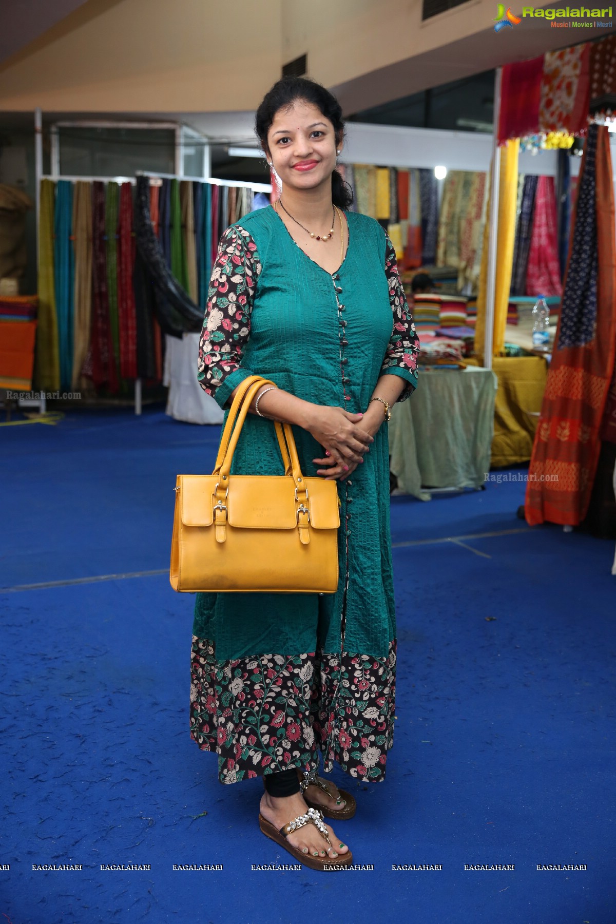 Daksha Nagarkar Inaugurates National Silk Expo at Sri Sathya Sai Nigamagamam, Hyderabad