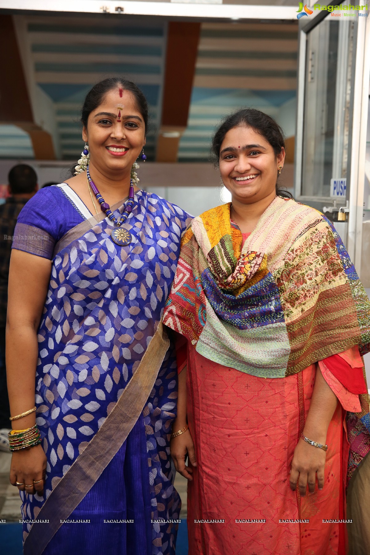 Daksha Nagarkar Inaugurates National Silk Expo at Sri Sathya Sai Nigamagamam, Hyderabad