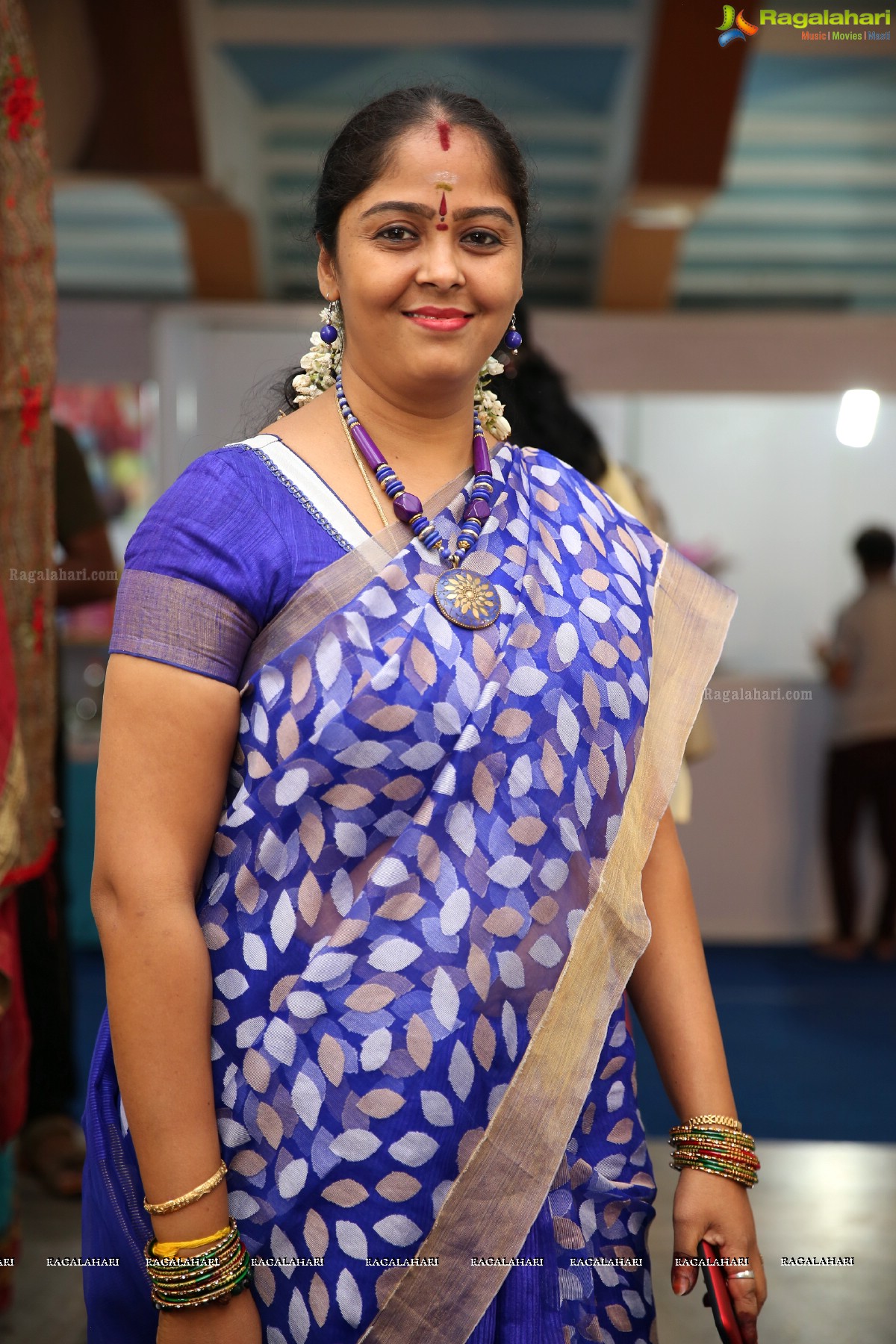 Daksha Nagarkar Inaugurates National Silk Expo at Sri Sathya Sai Nigamagamam, Hyderabad