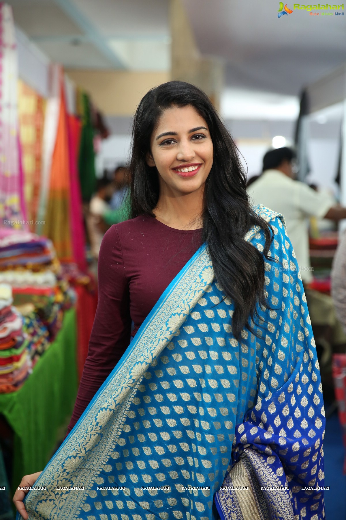 Daksha Nagarkar Inaugurates National Silk Expo at Sri Sathya Sai Nigamagamam, Hyderabad