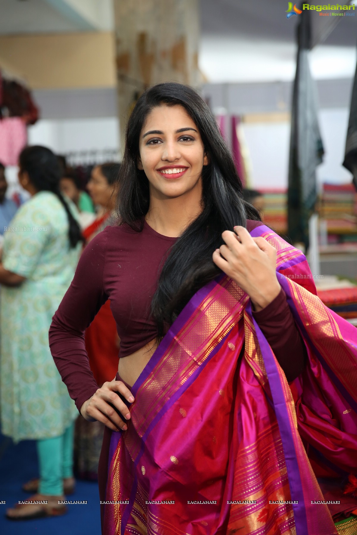 Daksha Nagarkar Inaugurates National Silk Expo at Sri Sathya Sai Nigamagamam, Hyderabad