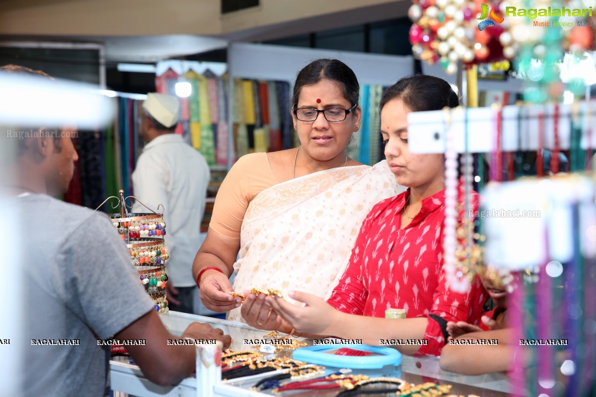 Daksha Nagarkar Inaugurates National Silk Expo at Sri Sathya Sai Nigamagamam, Hyderabad