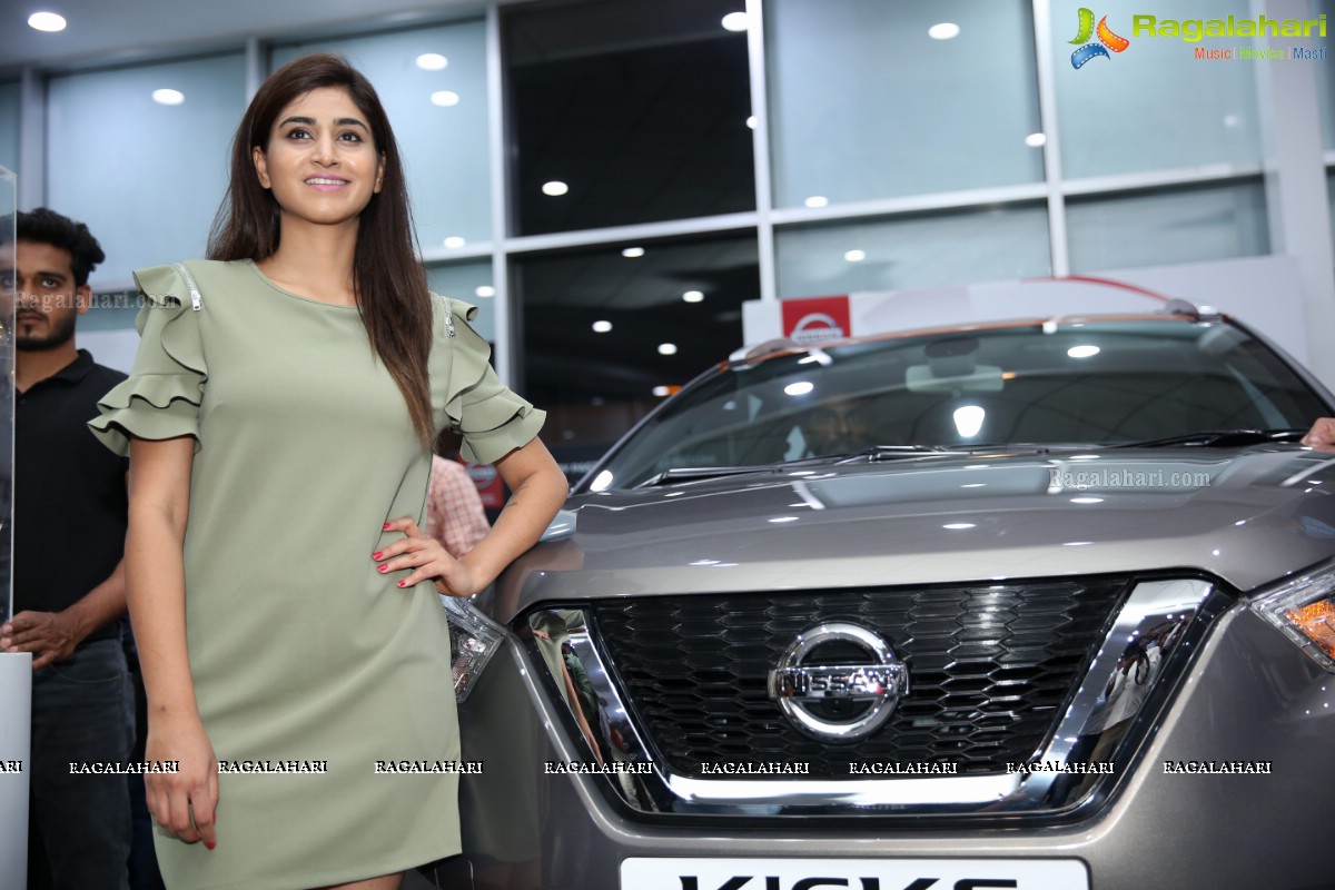 ICC Cricket World Cup 2019 Trophy Driven by Nissan Kick at Vibrant Nissan Hyderabad 