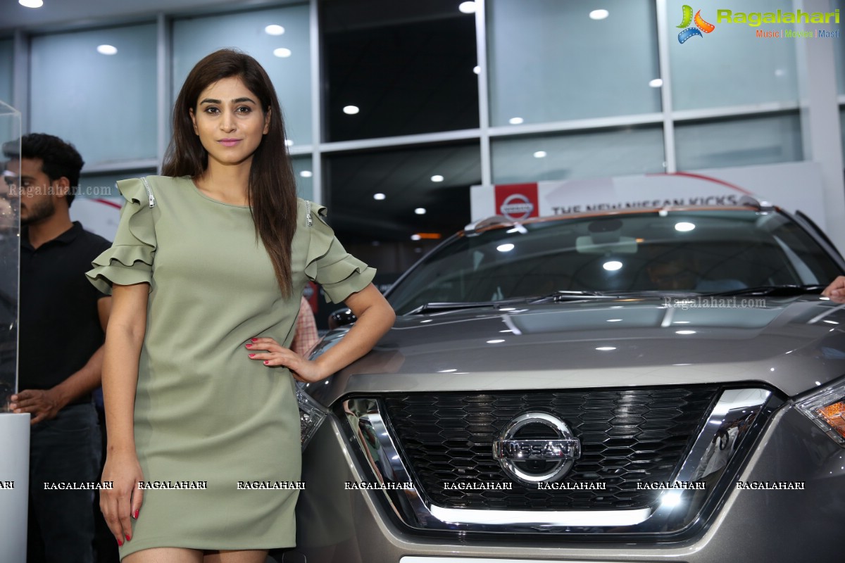 ICC Cricket World Cup 2019 Trophy Driven by Nissan Kick at Vibrant Nissan Hyderabad 