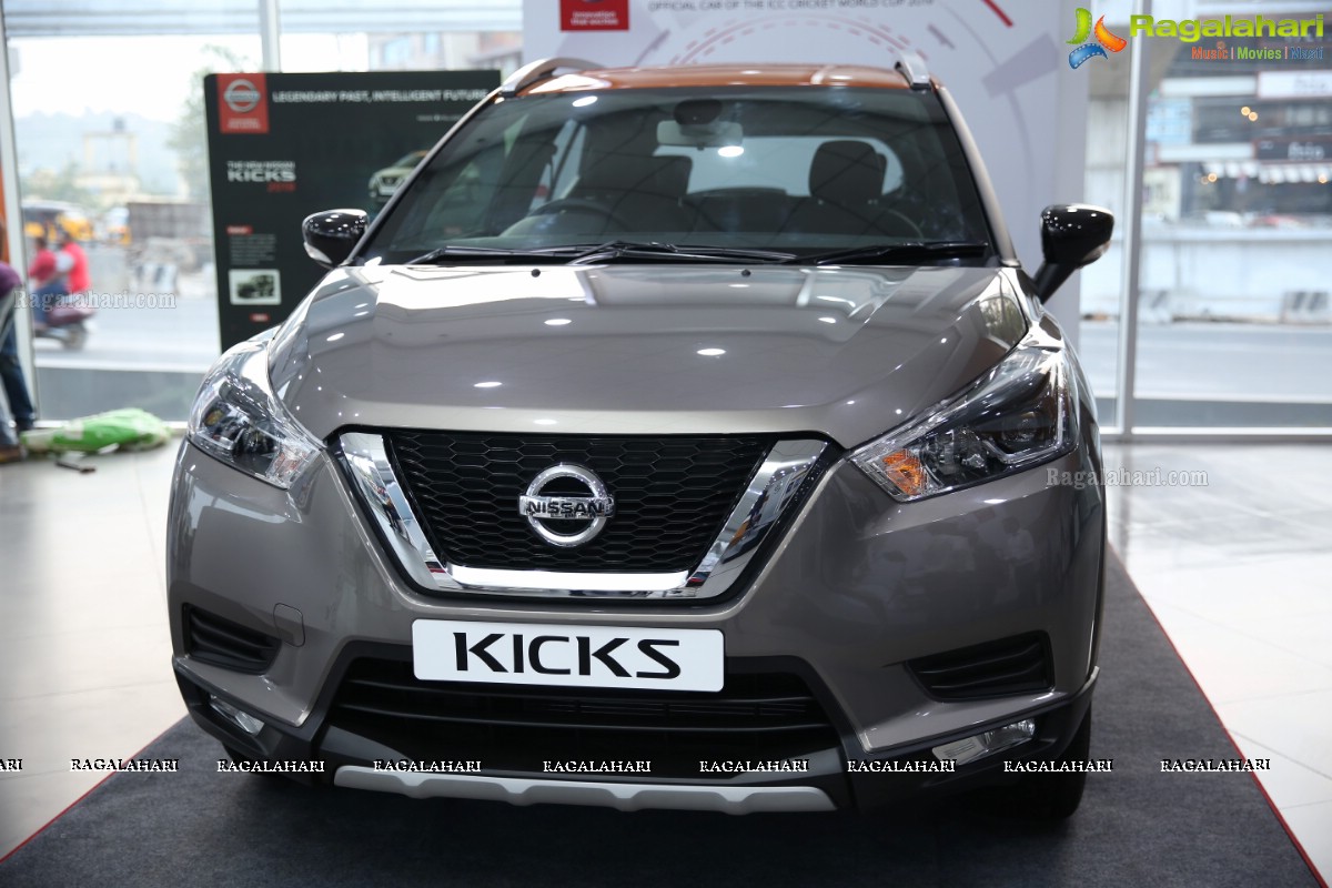 ICC Cricket World Cup 2019 Trophy Driven by Nissan Kick at Vibrant Nissan Hyderabad 