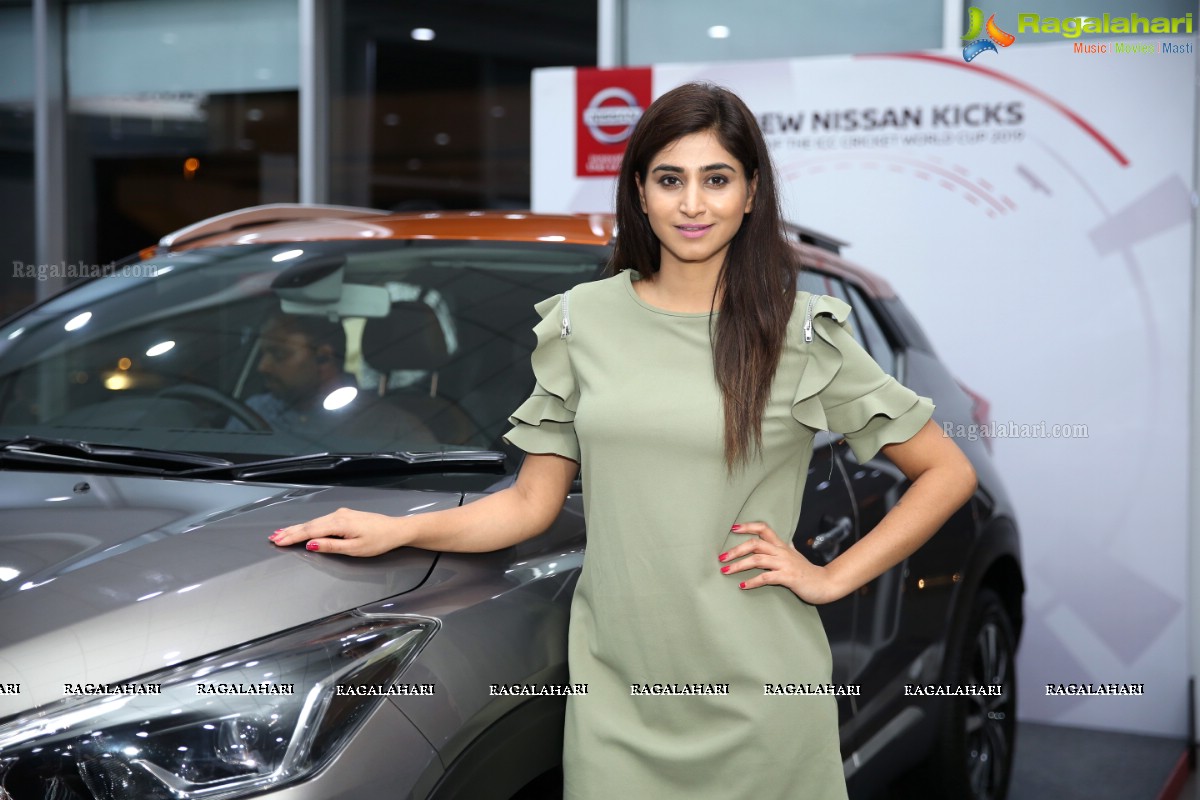 ICC Cricket World Cup 2019 Trophy Driven by Nissan Kick at Vibrant Nissan Hyderabad 