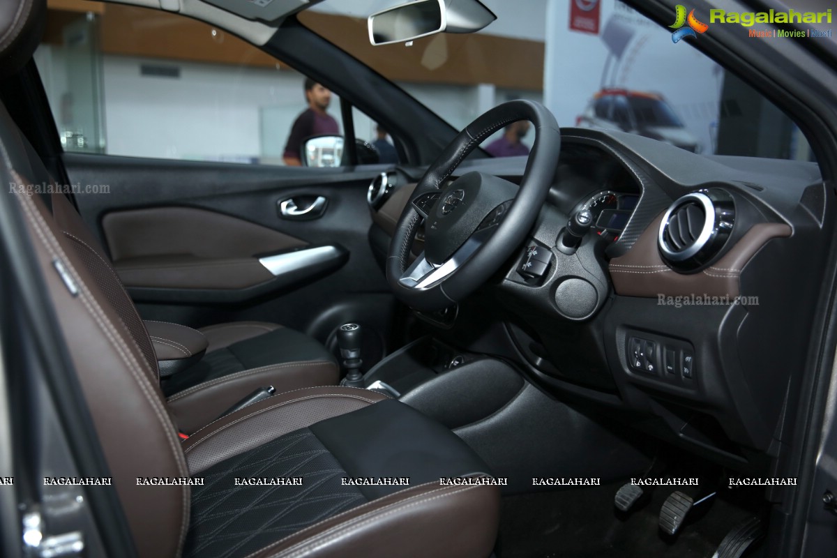 ICC Cricket World Cup 2019 Trophy Driven by Nissan Kick at Vibrant Nissan Hyderabad 