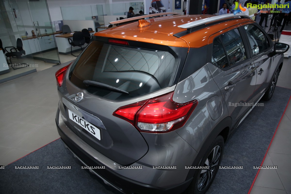 ICC Cricket World Cup 2019 Trophy Driven by Nissan Kick at Vibrant Nissan Hyderabad 